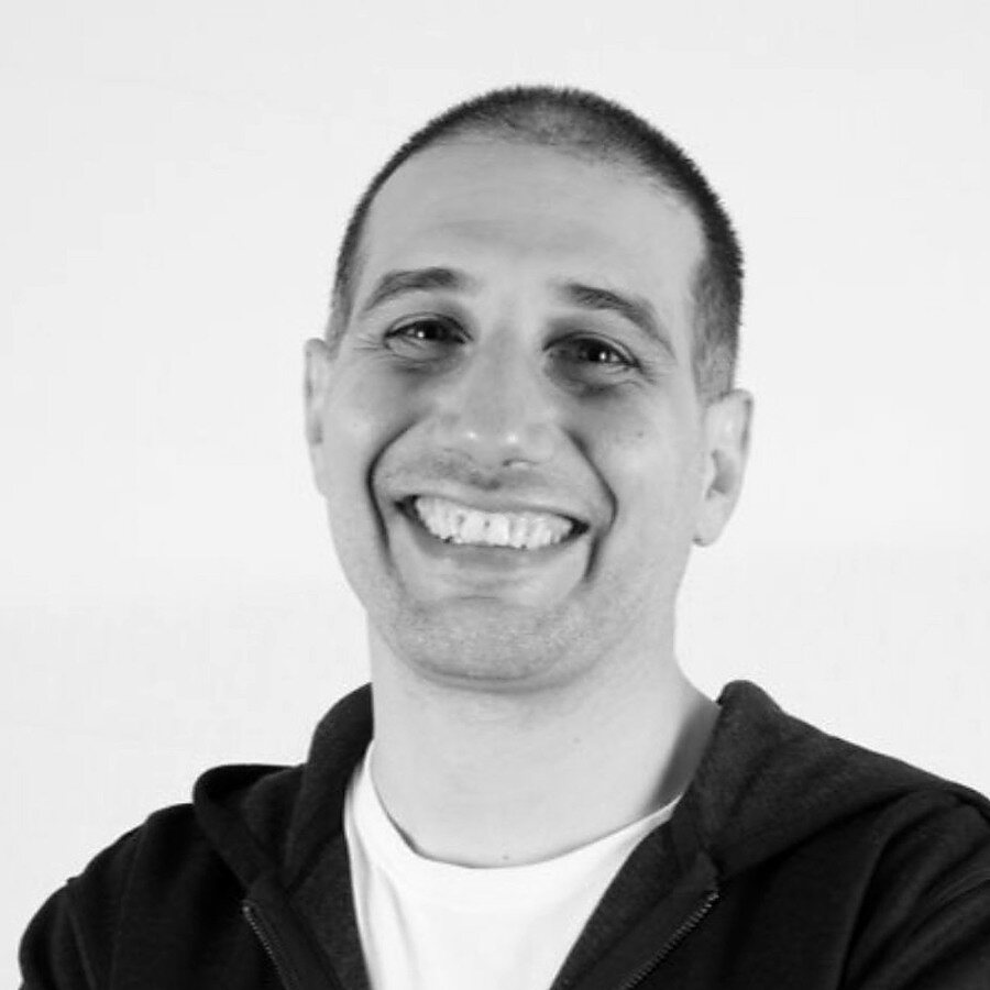 Retrato en blanco y negro de Toni Pérez Navarro, partner de The Sales Institute responsable de tecnología y sistemas de ventas.