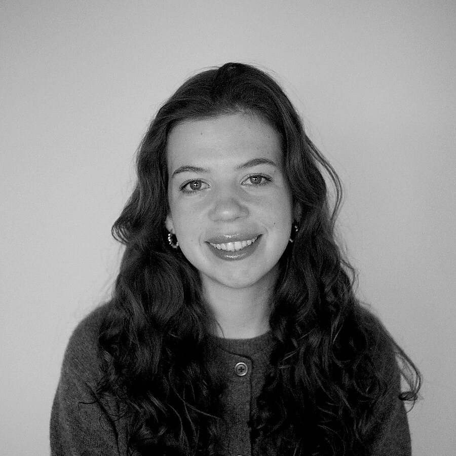 Retrato en blanco y negro de Laura Oró, directora de operaciones de The Sales Institute.