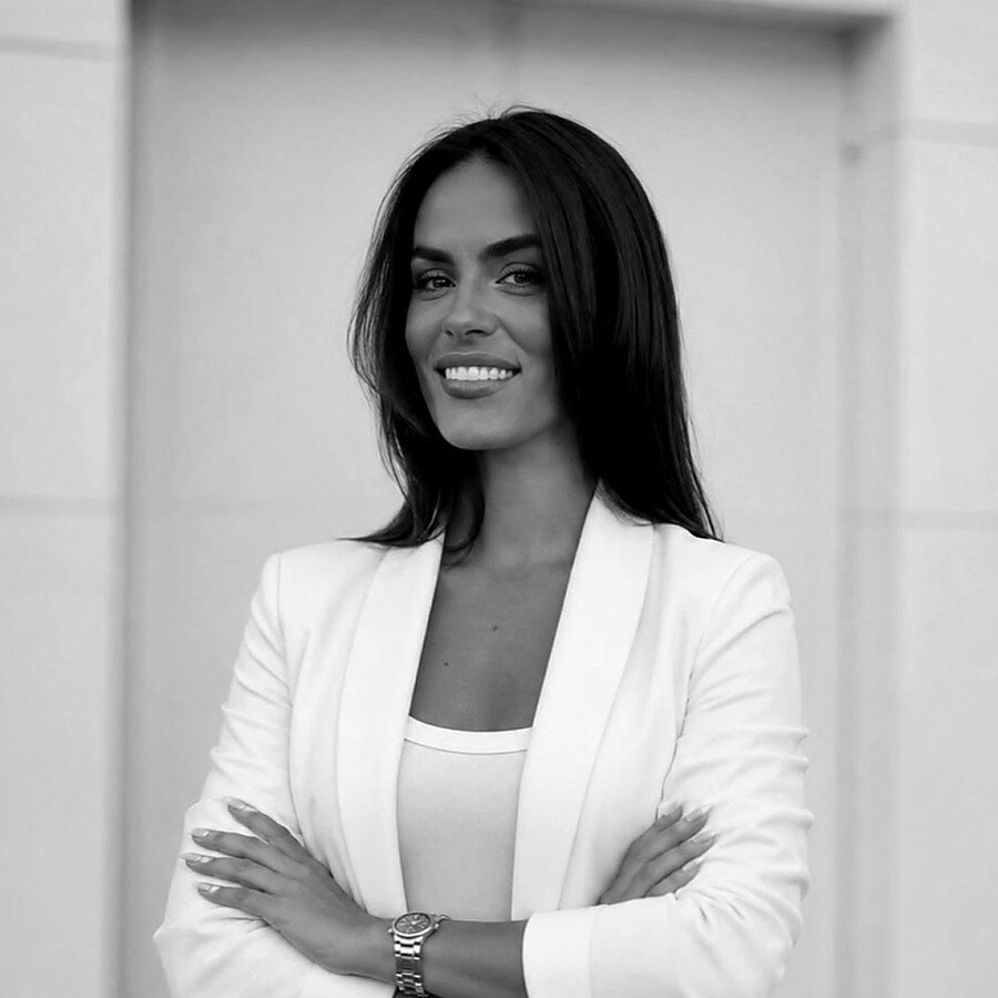 Retrato en blanco y negro de Andrea Bonet, sales coach de The Sales Institute.